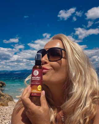 Cât de mult adoră fetele noastre activatorul de bronz MUCURU? 👀 Probabil că această fotografie spune totul. 🤩 Mirosul...